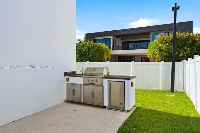 Building Photo - 7525 NW 103rd Pl