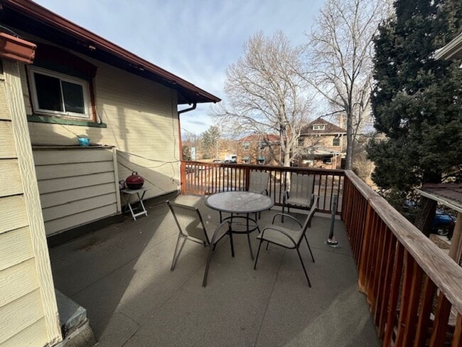 Building Photo - Beautiful Top-Floor 1Bd/1Ba Apartment with City Park Views