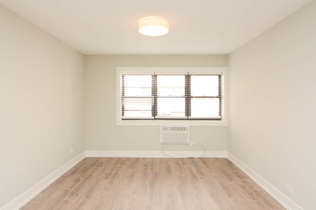 Building Photo - 448 W Barry Ave