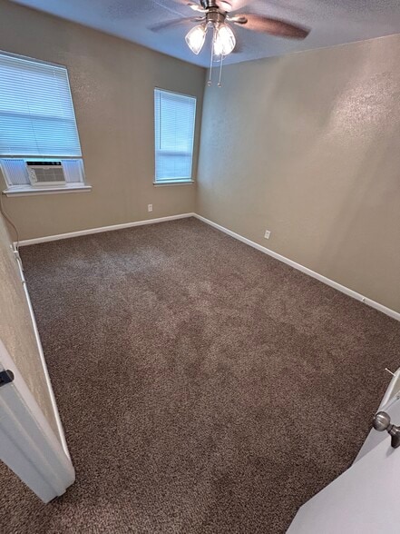 Building Photo - 716 Sunny Ln