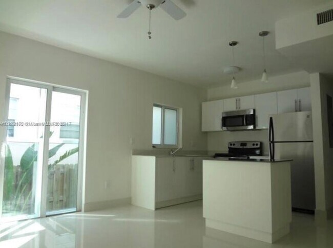 Building Photo - 6891 Bay Dr