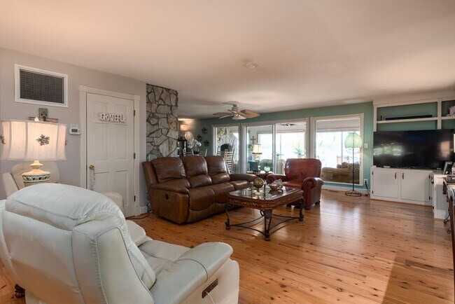 Building Photo - 810A Madam Moores Ln