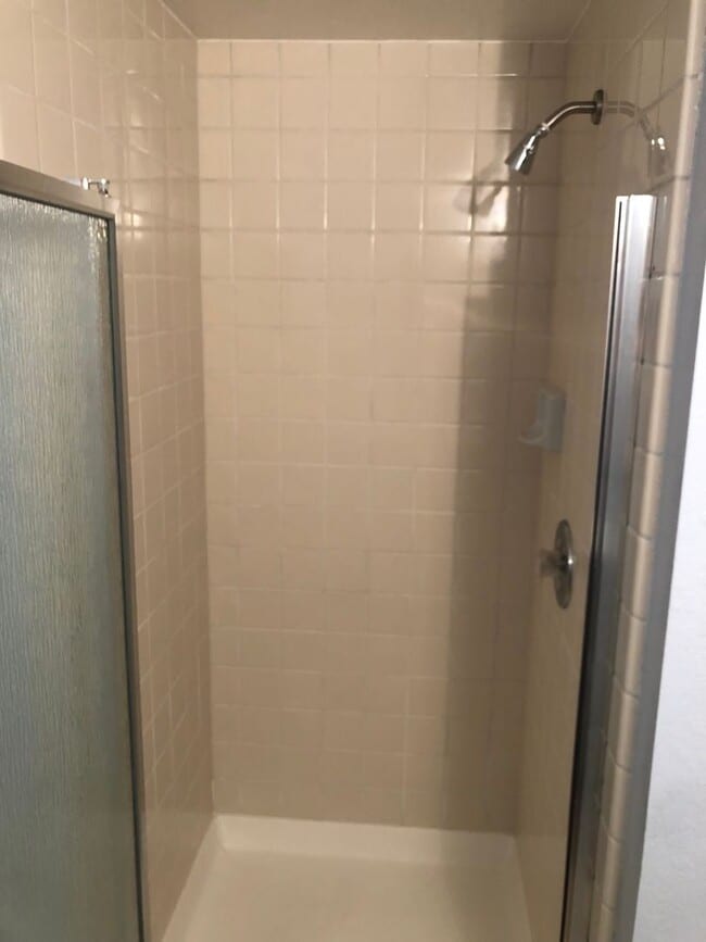 Building Photo - 2Br/2Ba - 1 Car Garage Townhouse in the He...