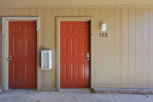 Building Photo - 2001-2007 Teasley Lane-SI FL2-ID1612706P