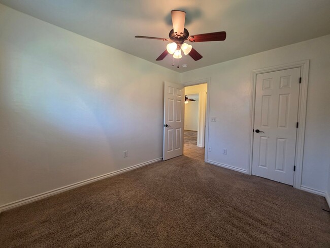Building Photo - 3 bed, 2 bath home in Shawnee!
