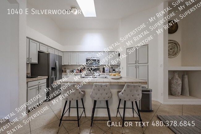 Building Photo - 1040 E Silverwood Dr