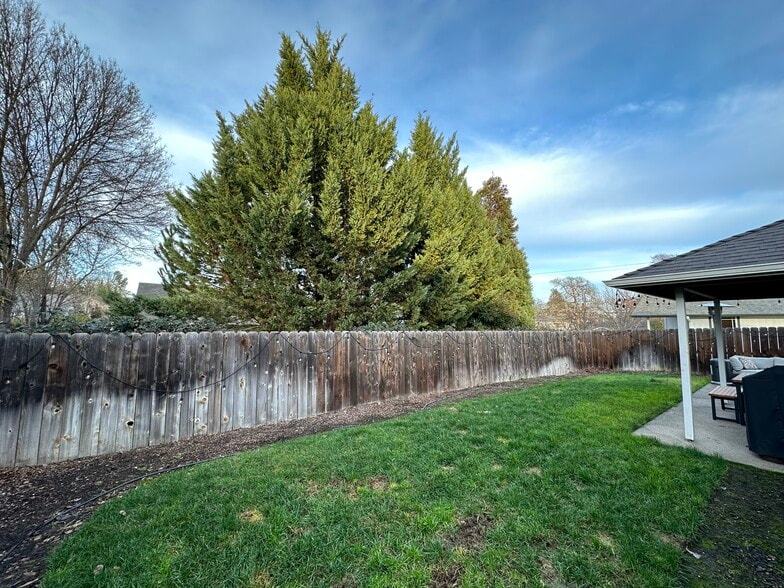 Building Photo - 1515 W Harbeck Rd