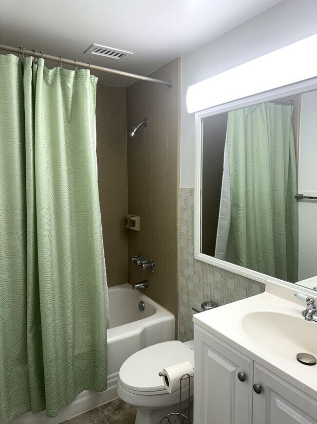 Building Photo - Rycroft Terrace - Upgraded Studio with Parking!