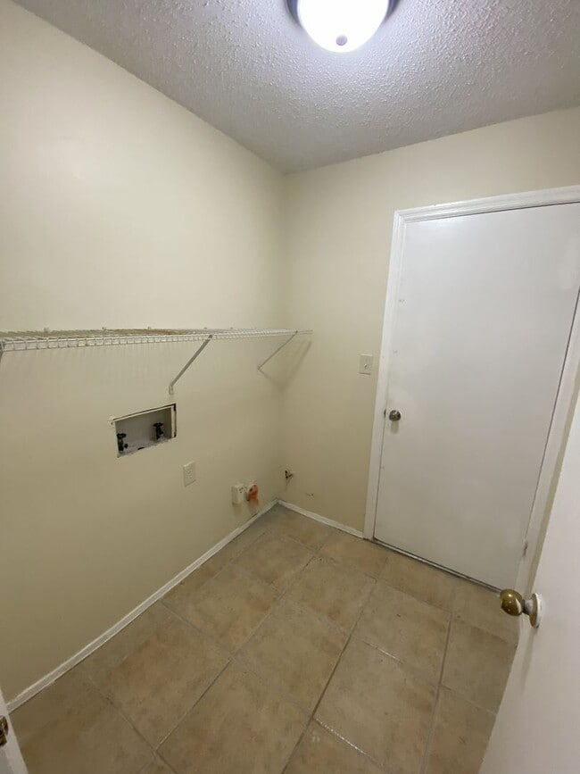 Building Photo - 4532 Hillside Dr