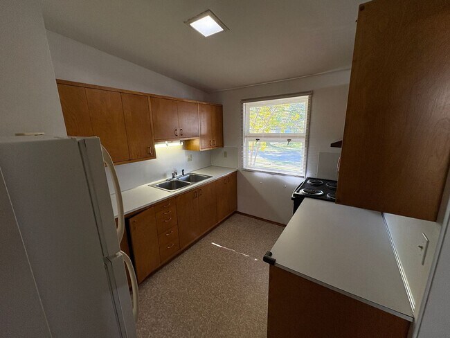 Building Photo - Spacious 3-Bedroom 1-Bath First-Floor Unit...