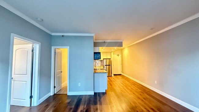 Building Photo - Bright 1BR/1BA w/ City Views, Amenities and just Steps to Embarcadero -AMSI