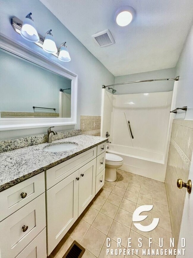 Building Photo - RECENTLY RENOVATED 3 BEDROOM - Ready for M...