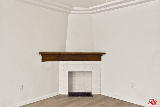Building Photo - 820 W 98th St