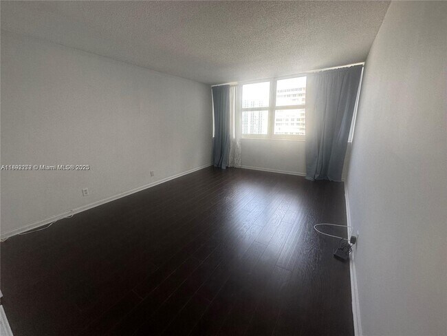 Building Photo - 2030 S Ocean Dr