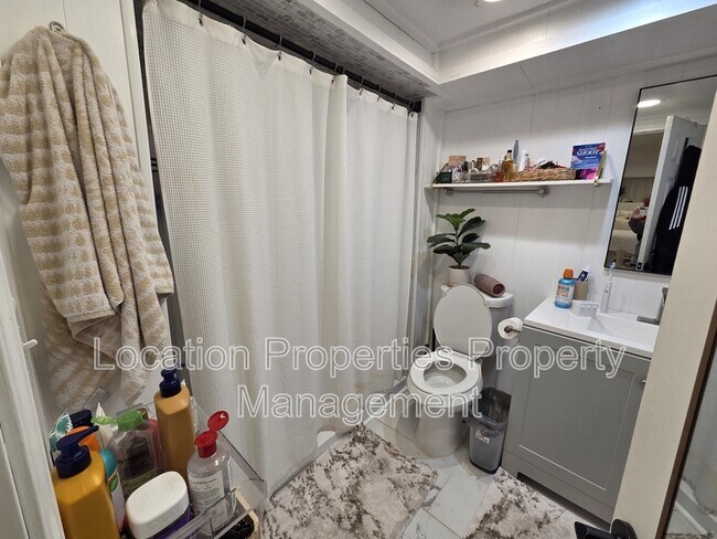 Building Photo - 1311 W 19th Terrace