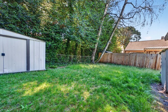 Building Photo - Newly Renovated 2 Bedroom / 1 Bathroom Duplex in Lakewood
