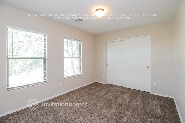 Building Photo - 7811 S 63rd Dr