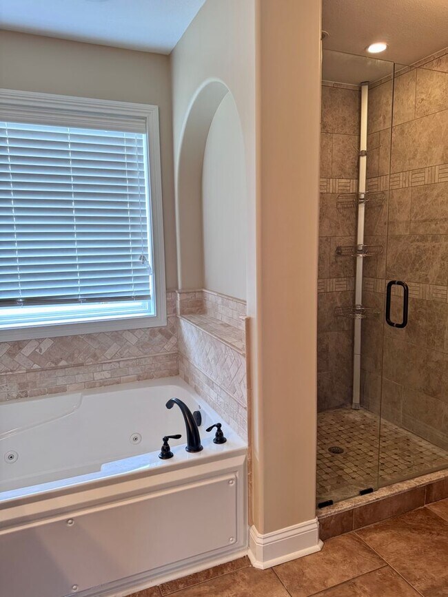 Building Photo - Beautiful Home Located in Farmington Subdivision. 3 Bedrooms, 3.5 baths, Bonus with Wet Bar!