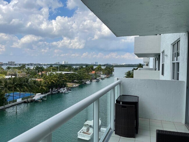 Building Photo - 10000 W Bay Harbor Dr