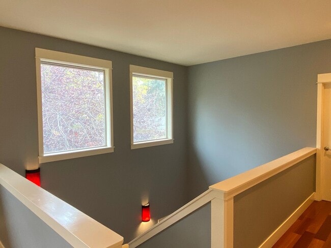 Building Photo - Spacious 3 BR w/ all wood floors and great midtown Bend location