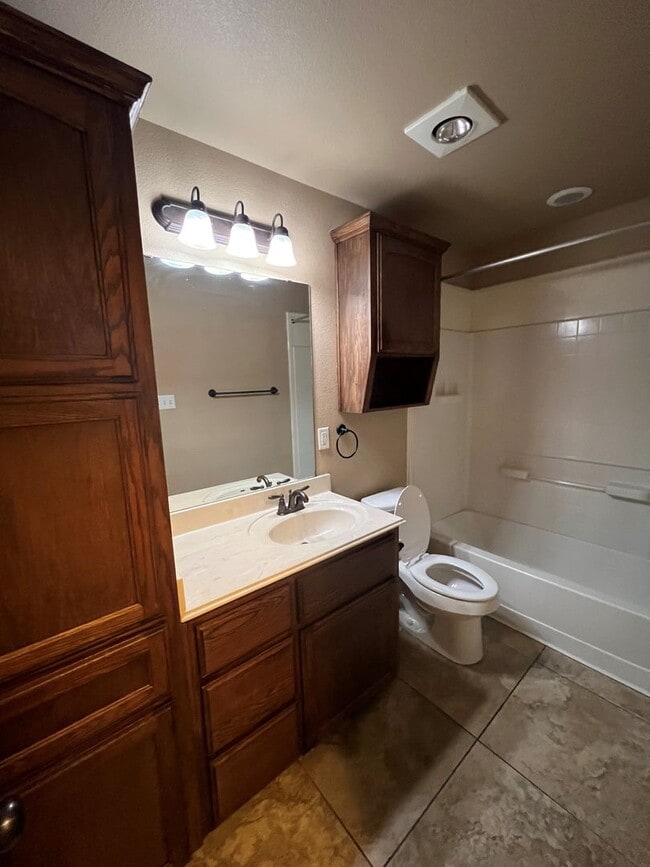 Building Photo - 3302 Lineage Loop