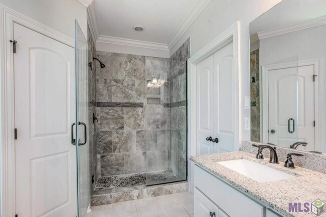 Building Photo - Trendy 4 bedroom, 2 bath home in coveted D...