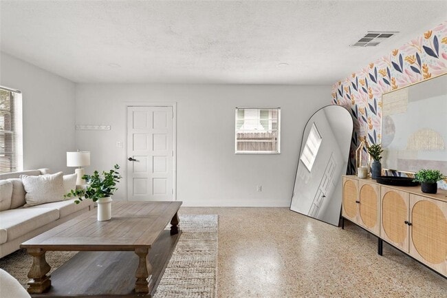 Building Photo - 314 W Alva St