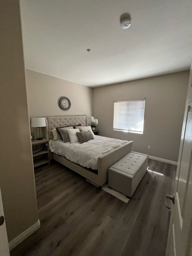 Building Photo - Beautiful 2 Bed/2Bath Lower Unit Condo with 1 Car Garage
