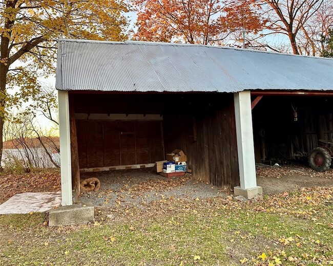 Building Photo - 273 Round Hill Rd