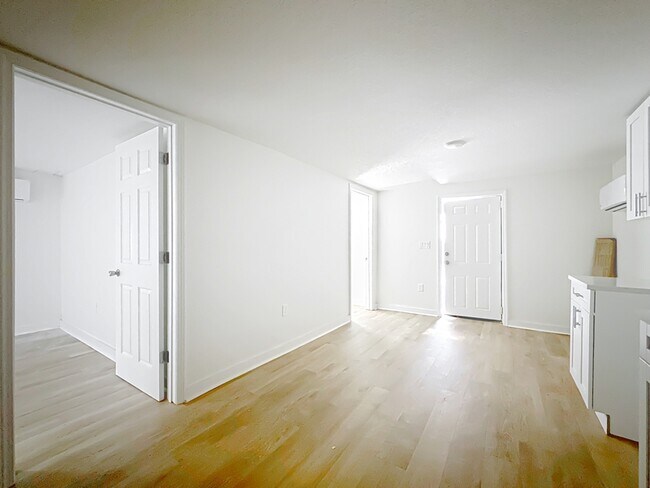 Building Photo - 844 Tyler St