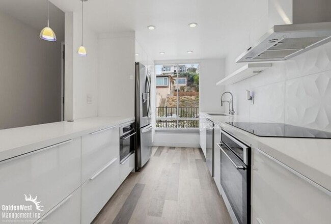 Building Photo - Beautifully Renovated 2Bdm 2.5Ba Mission Hills Condo with Bay Views!