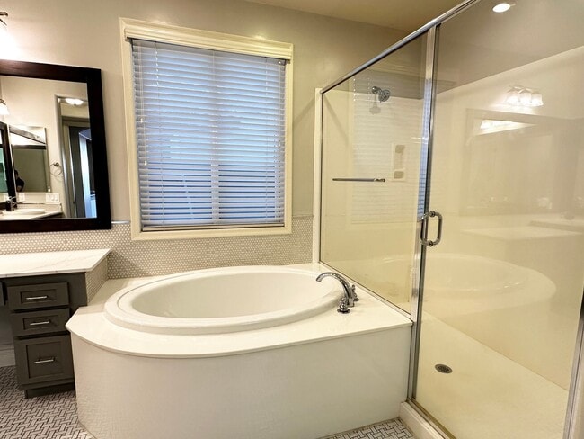 Building Photo - HIGHLY DESIRABLE AND SPACIOUS HOME FULLY EQUIPPED WITH SOLAR PANELS + LANDSCAPING INCLUDED