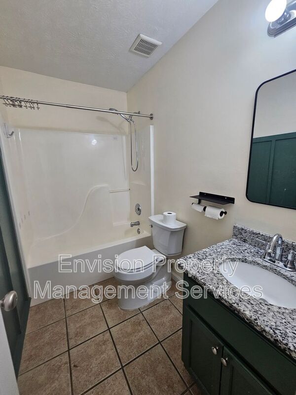 Building Photo - 479 Lakeshore Dr