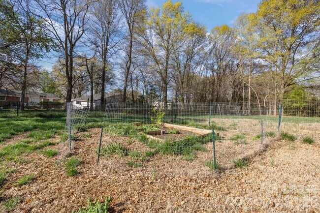 Building Photo - 409 Kickapoo Ave