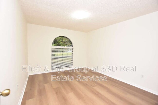 Building Photo - 2220 Maple Hill Ct