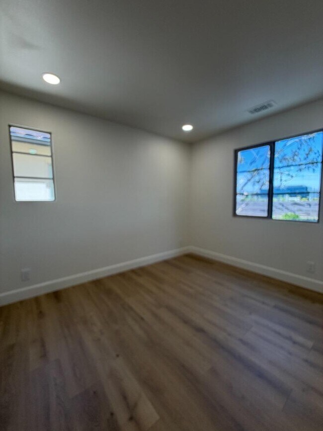 Building Photo - 1321 Dahlia Loop