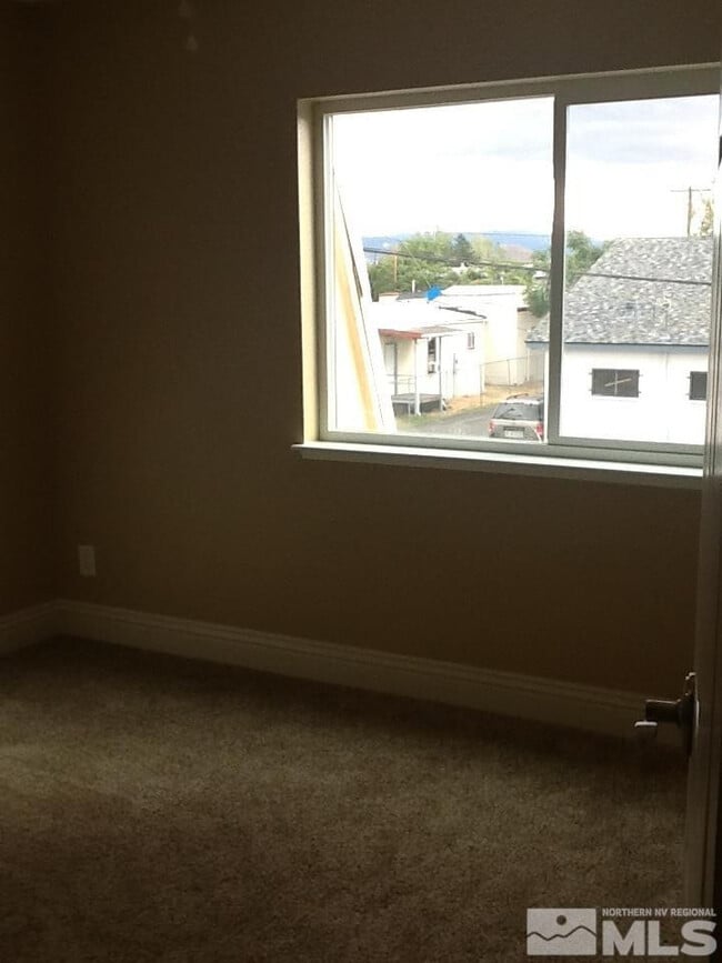Building Photo - 476 Sunshine Ln