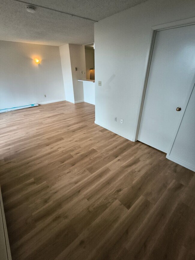 Building Photo - BEAUTIFUL STUDIO AVAILABLE AT WATERGATE COMMUNITY IN EMERYVILLE!!!