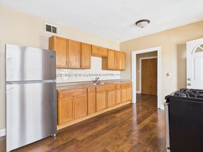 Building Photo - 4338 W Kamerling Ave