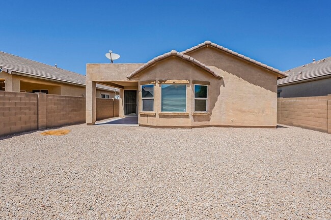 Building Photo - 3 Bed 2 Bath - New Kitchen Appliances\Carp...