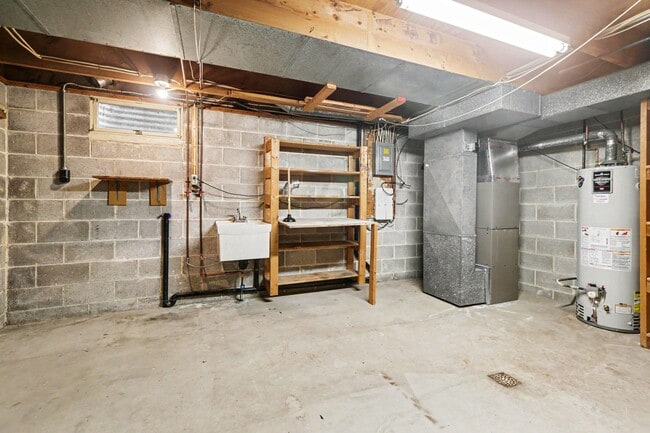 Building Photo - 933 E Maple St