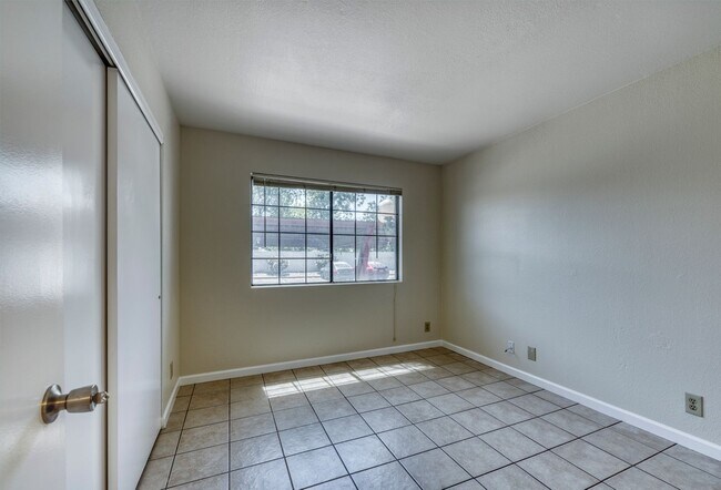 Building Photo - Wonderful 3 bedroom close minutes to ASU!!...