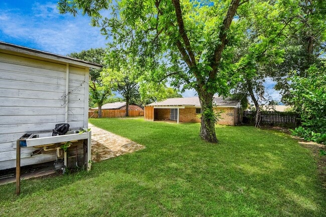 Building Photo - 811 Hillcrest Dr