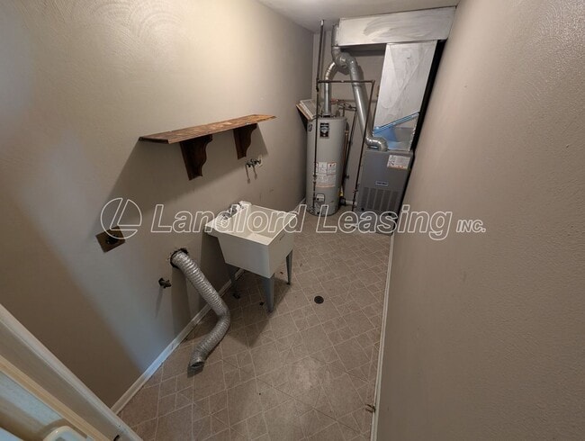 Building Photo - Brick Ranch Duplex with Fireplace, Private...