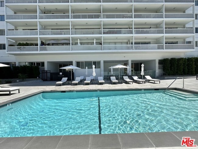 Building Photo - 999 N Doheny Dr