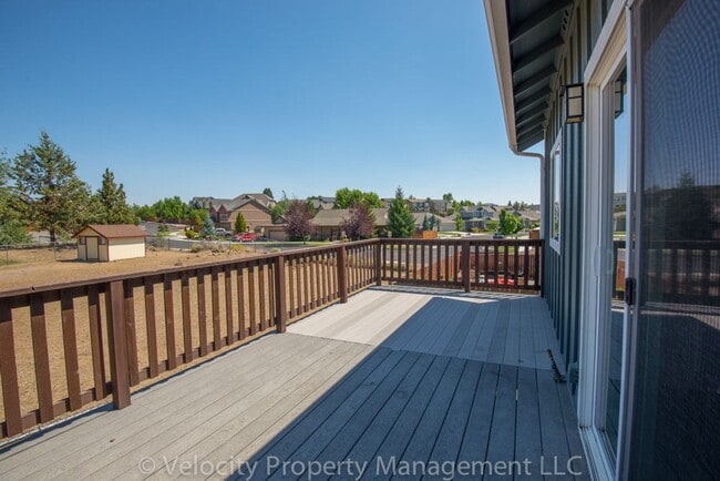 Building Photo - Immaculate Bend Home!