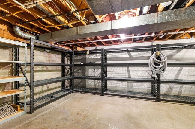 Building Photo - 2640 SW Vista Dr