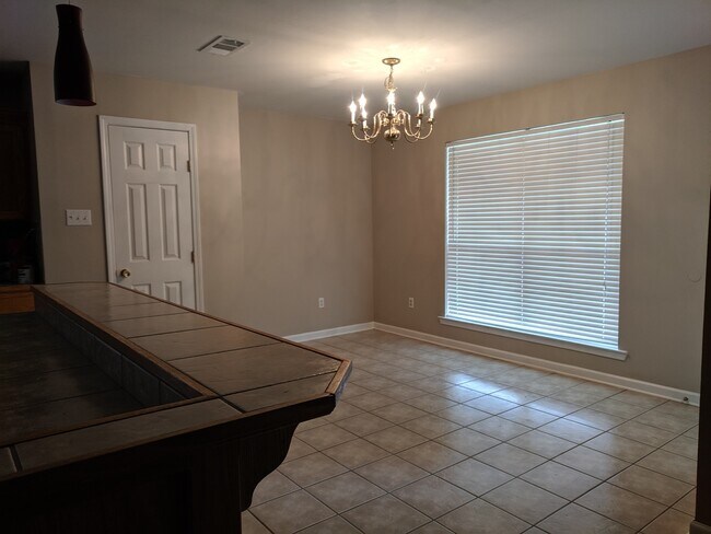 Building Photo - 36044 Raleigh Dr