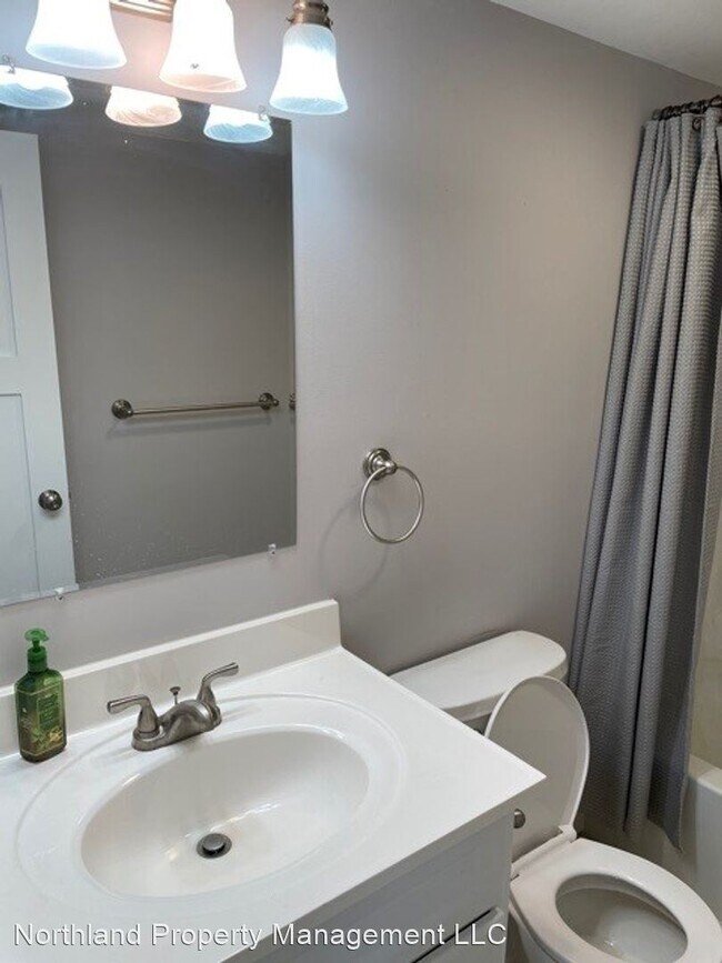 Building Photo - 3 br, 1.5 bath House - 3184 Rennie St