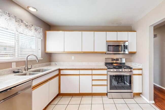 Building Photo - LOMAS/JUAN TABO 3 Bedroom 2 Bath 1/CG
